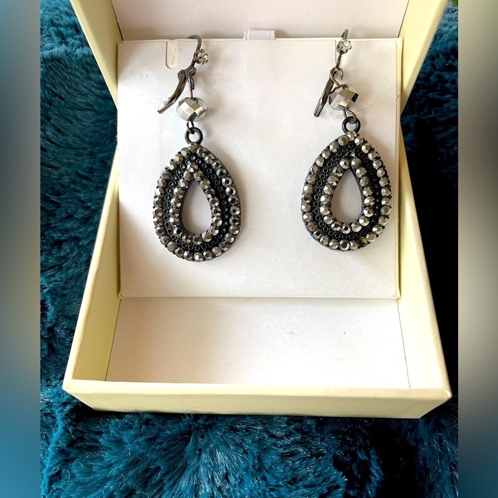 Very pretty black and sparkly gemstone‎ drop earrings.